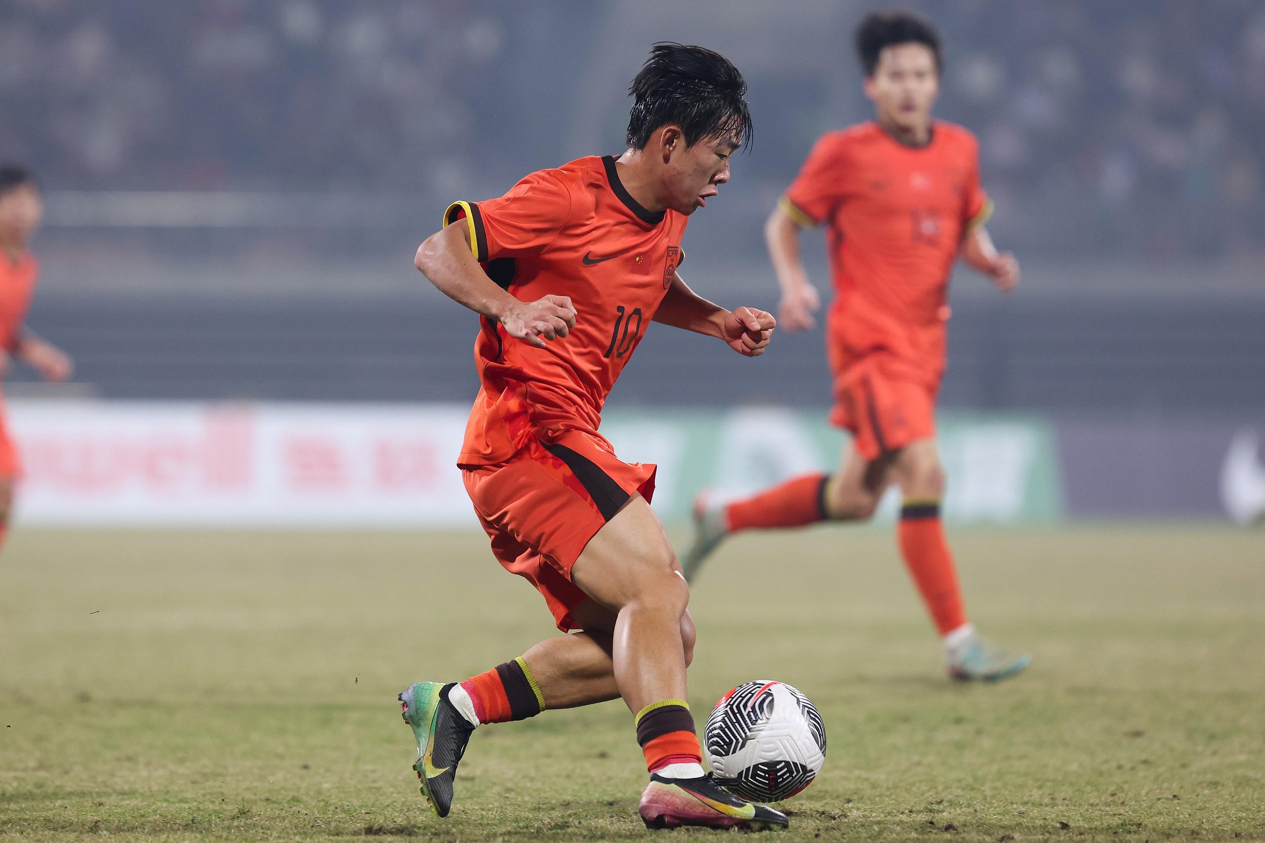 世俱杯投注-董路：邝兆镭在西班牙拿不到参赛证，将回国加盟深圳新鹏城